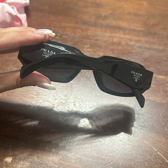 PRADA - Picture 5 of 10